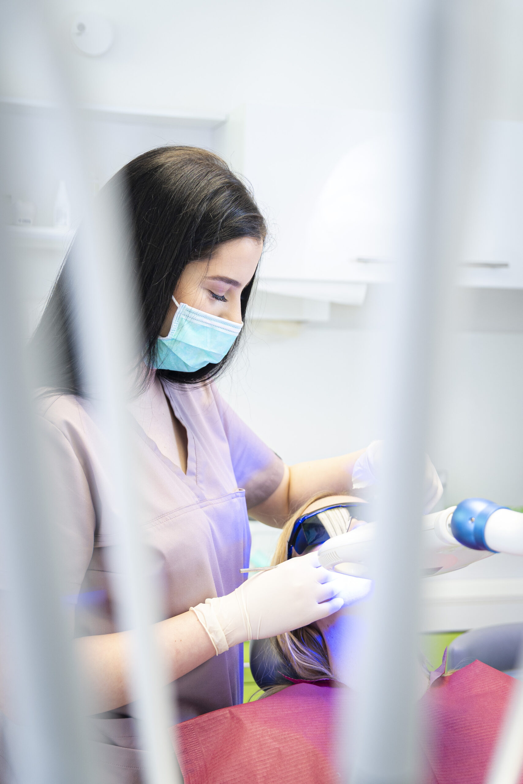 Zahnarzt-Assistentin bei der Behandlung eines Angstpatienten - Zahnarzt Wien