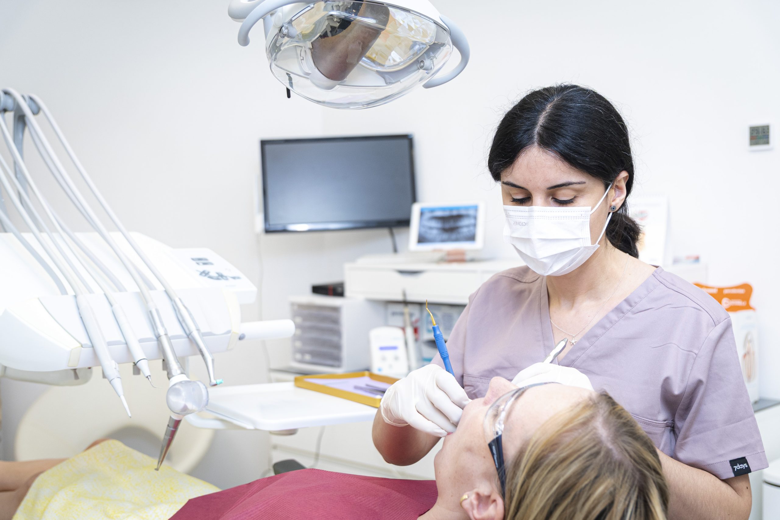 Mundhygieneassistentin von Dr. Galev während der Mundhygiene