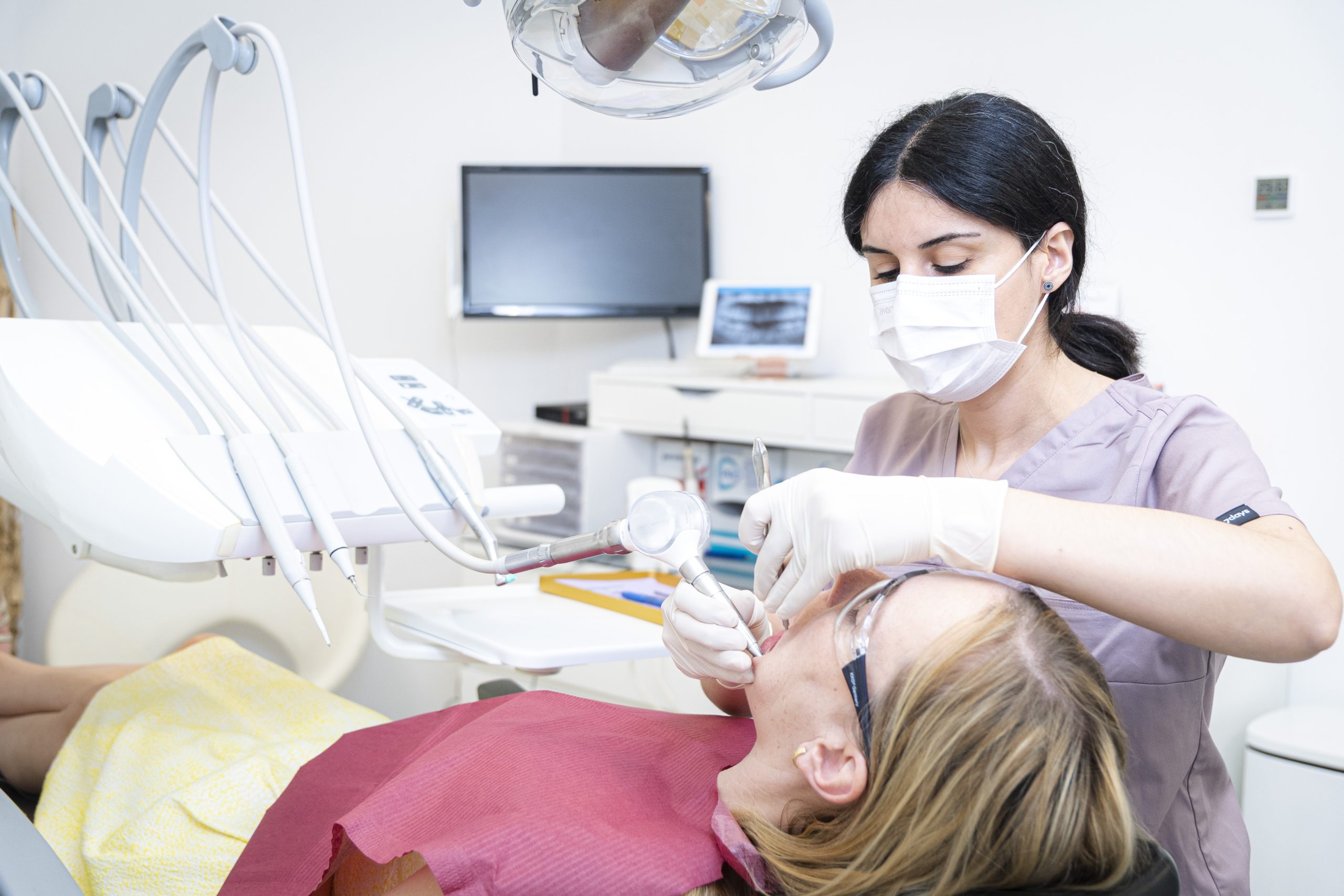 Mundhygieneassistentin von Dr. Galev während der Mundhygiene